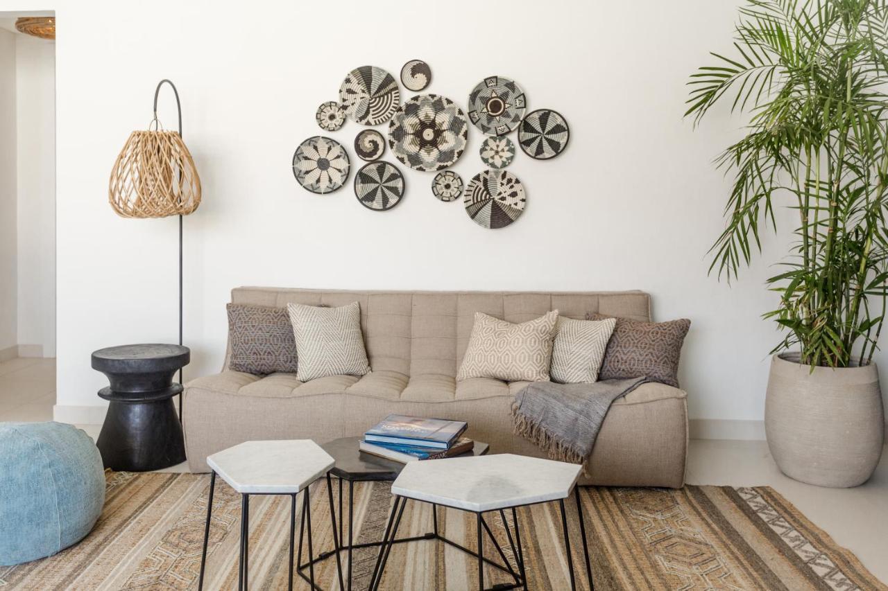Cloud 7 Residences Ayla Aqaba Exterior foto A living room with a sofa