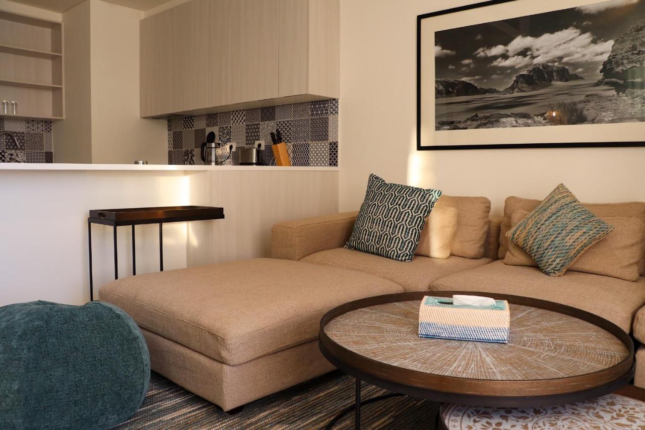 Cloud 7 Residences Ayla Aqaba Exterior foto A living room with a chaise longue