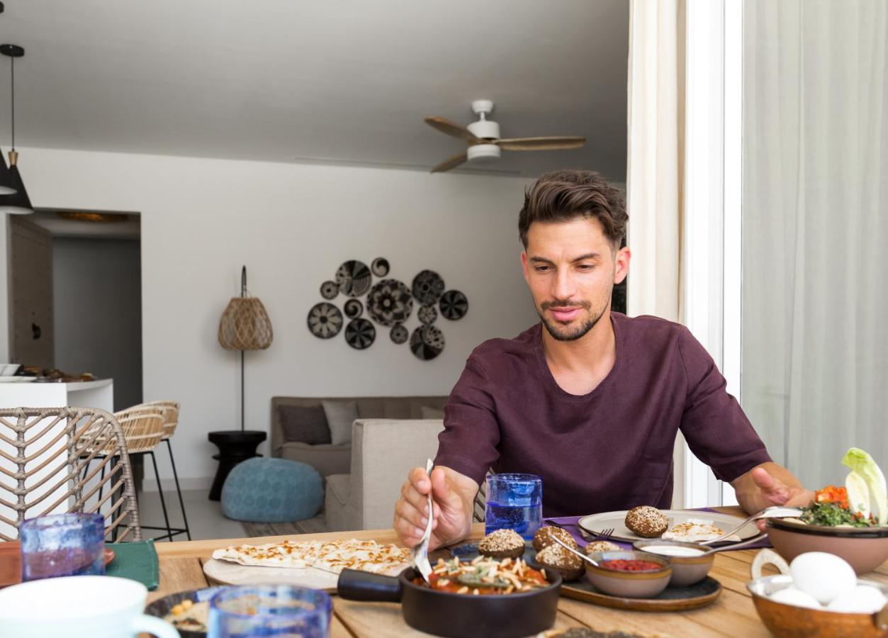 Cloud 7 Residences Ayla Aqaba Exterior foto A man eating a meal