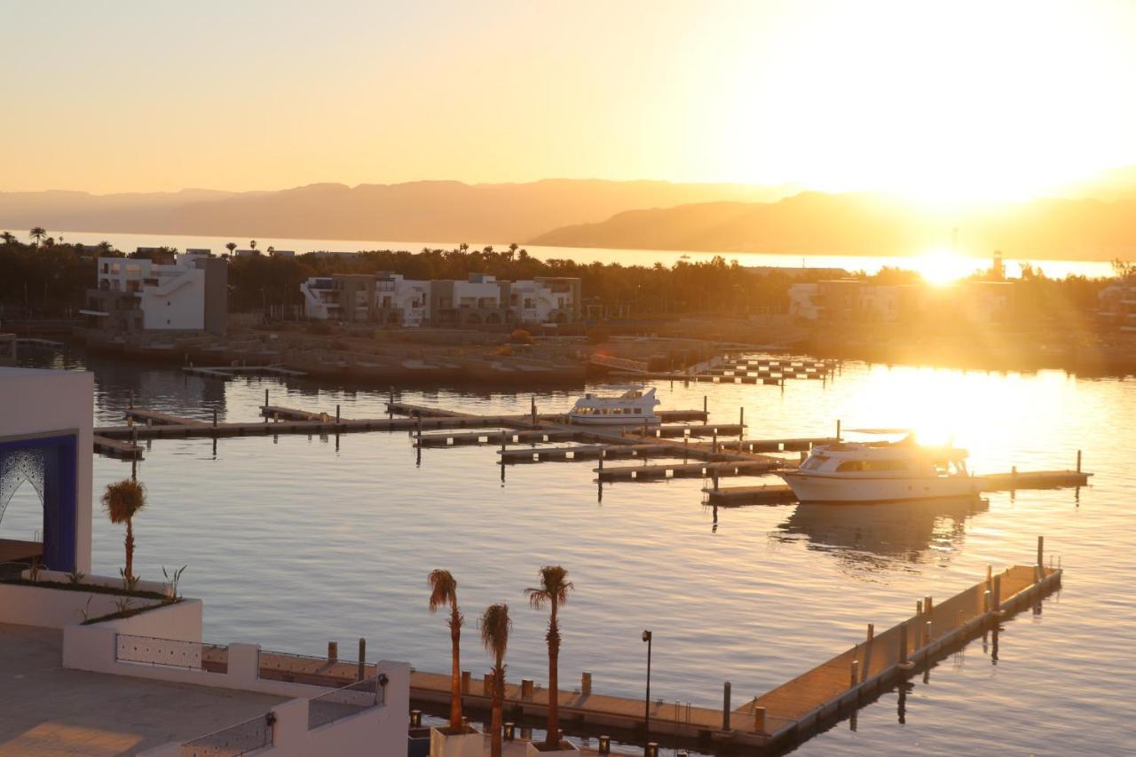 Cloud 7 Residences Ayla Aqaba Exterior foto Sunset at the marina