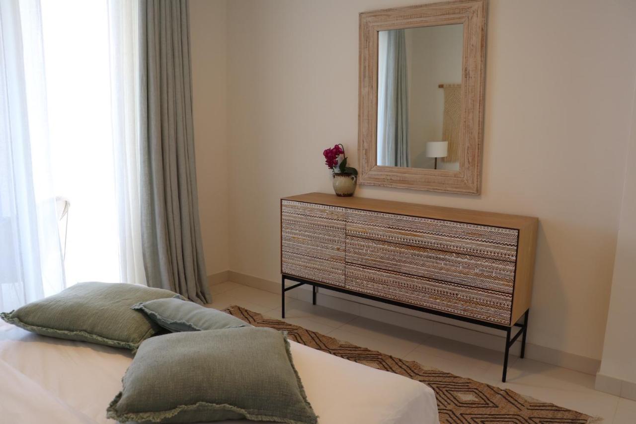 Cloud 7 Residences Ayla Aqaba Exterior foto A modern dresser