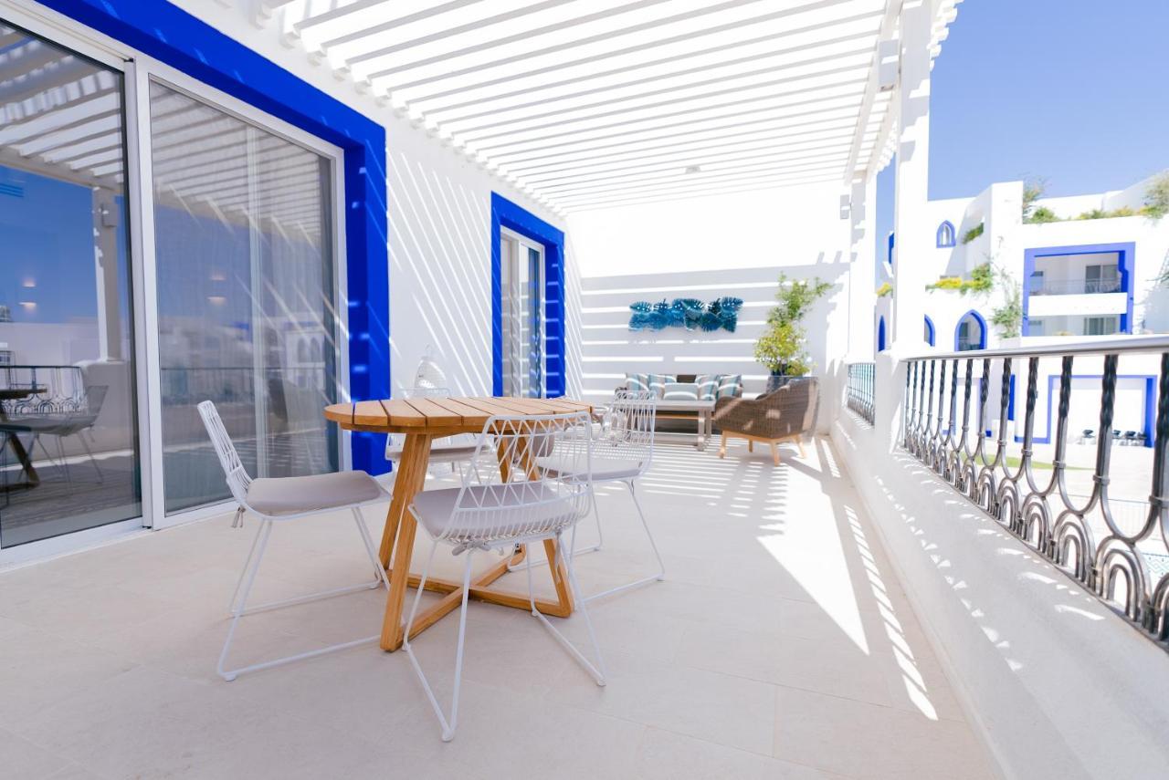 Cloud 7 Residences Ayla Aqaba Exterior foto A balcony