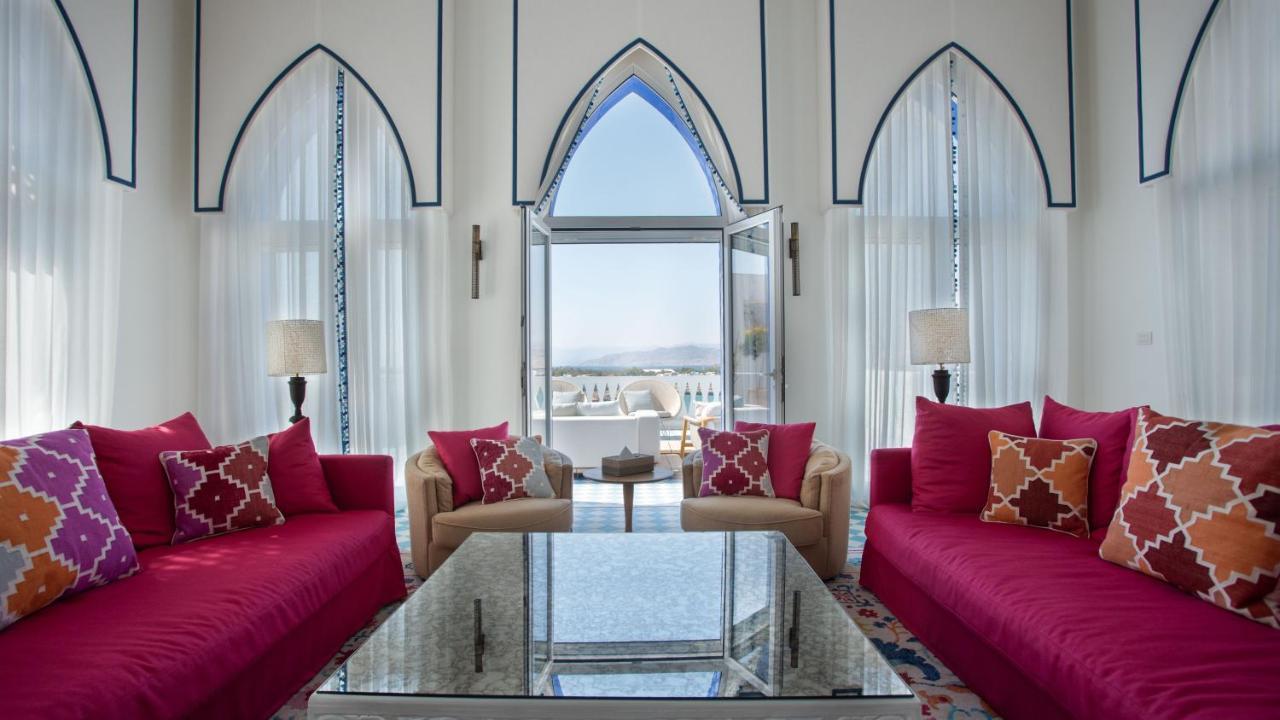 Cloud 7 Residences Ayla Aqaba Exterior foto A living room at the hotel