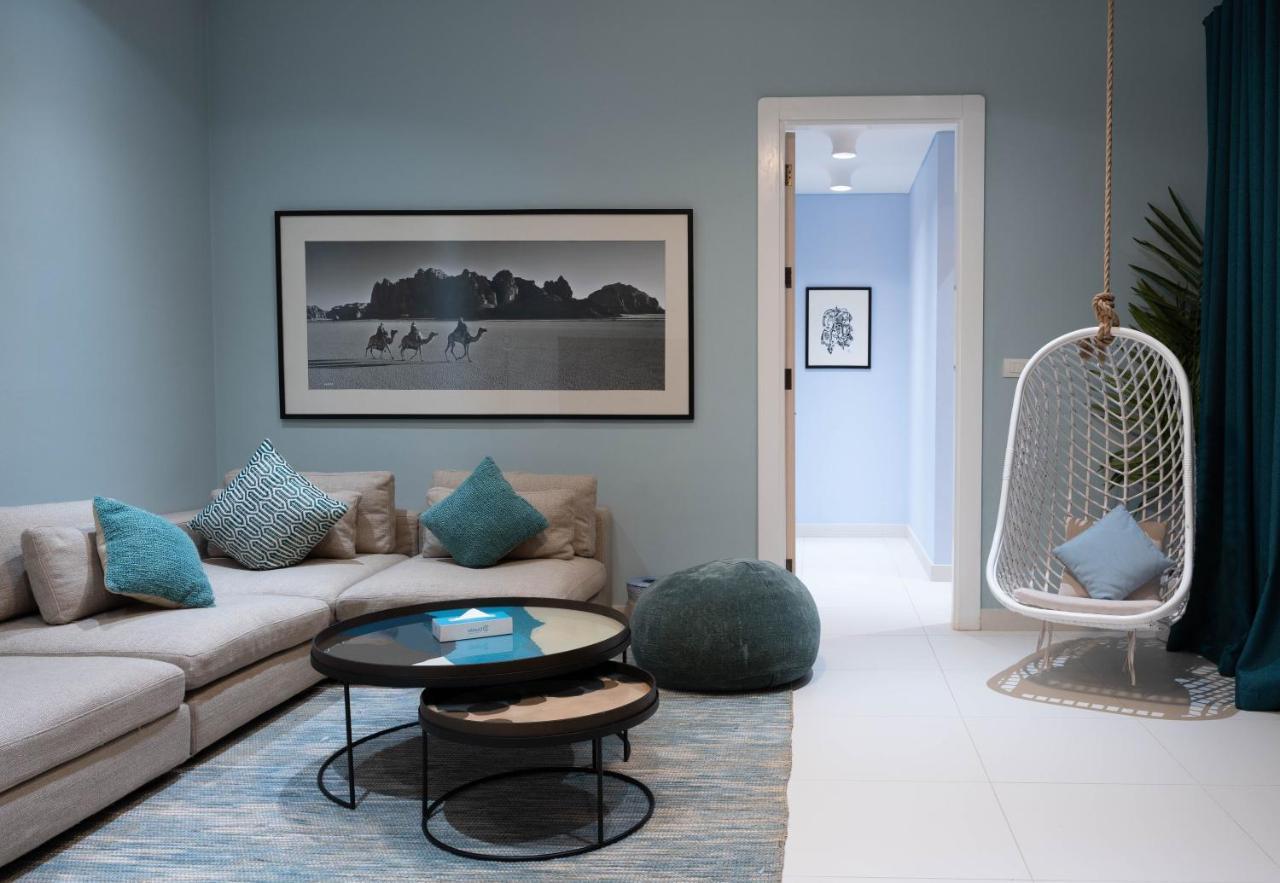 Cloud 7 Residences Ayla Aqaba Exterior foto A living room with a swing chair