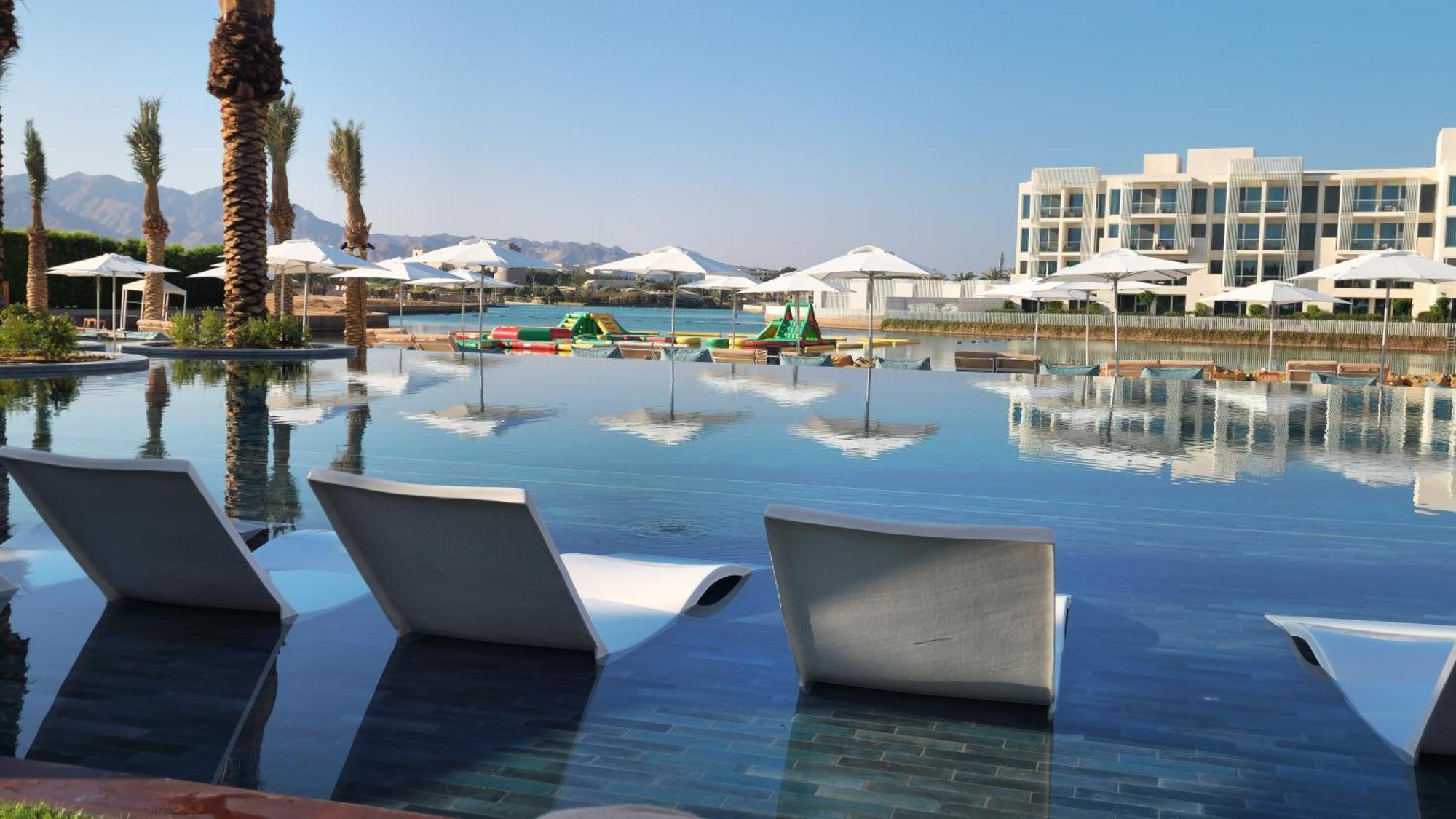 Cloud 7 Residences Ayla Aqaba Exterior foto The resort's lagoon